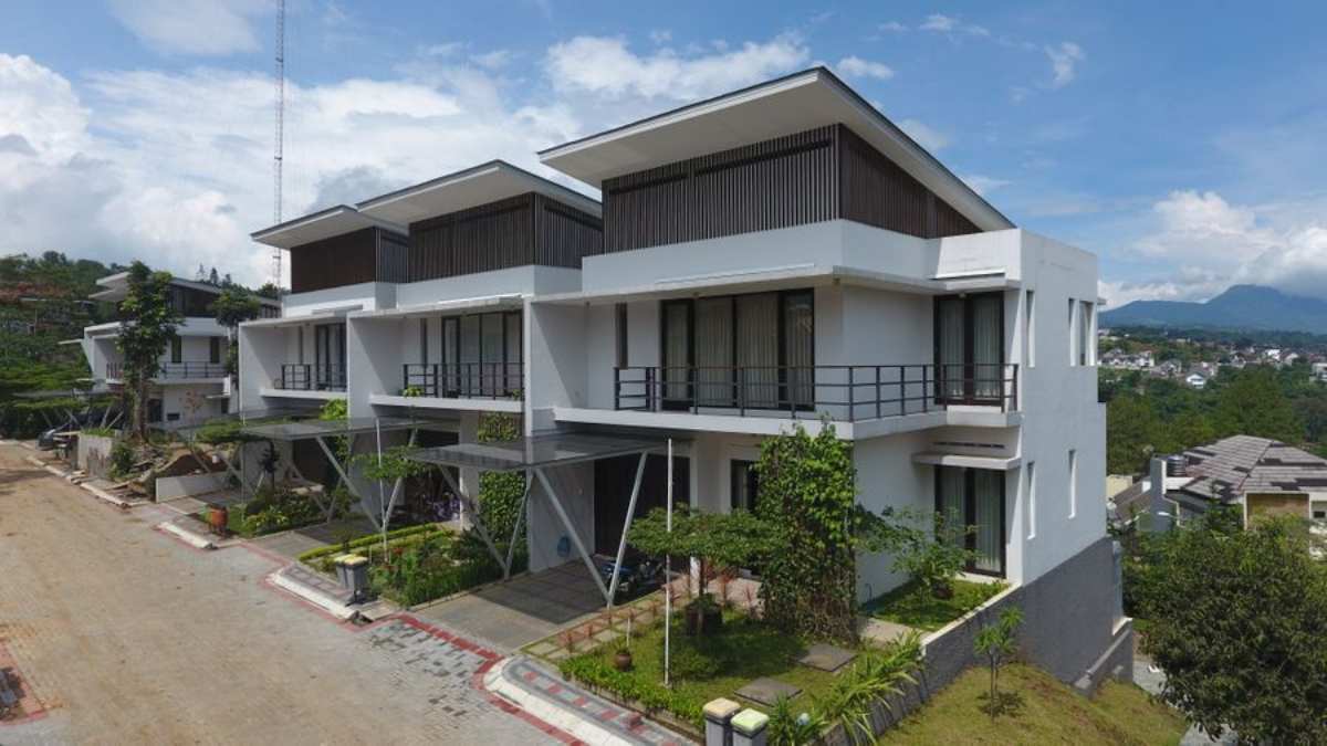Baris rumah tinggal modern dengan langit biru